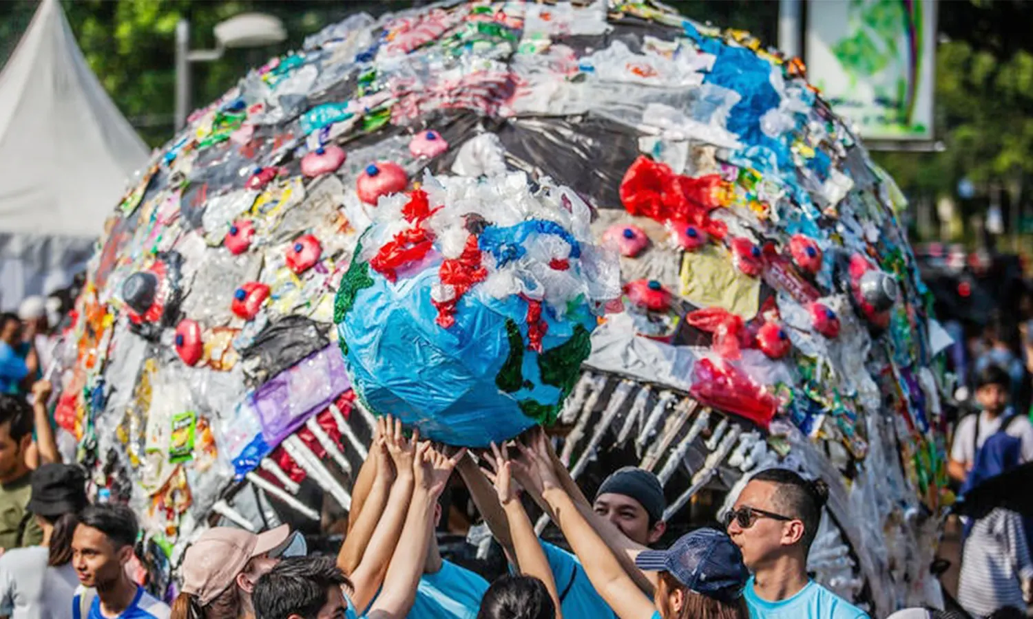 Pawai Bebas Plastik: Walhi dan Greenpeace Desak Pemerintah Perbaiki Tata Kelola Sampah!